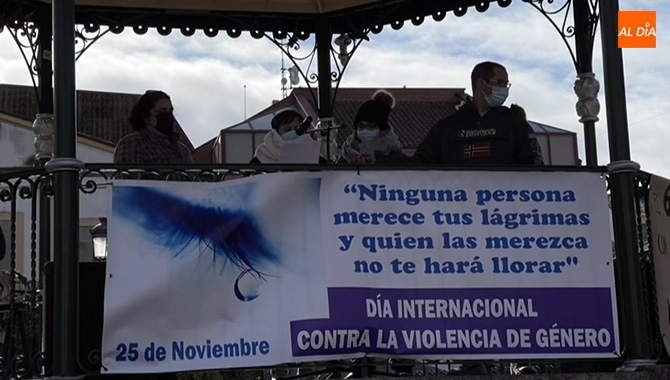 El Templete de la Plaza de España acogía la lectura de los manifiestos este 25N