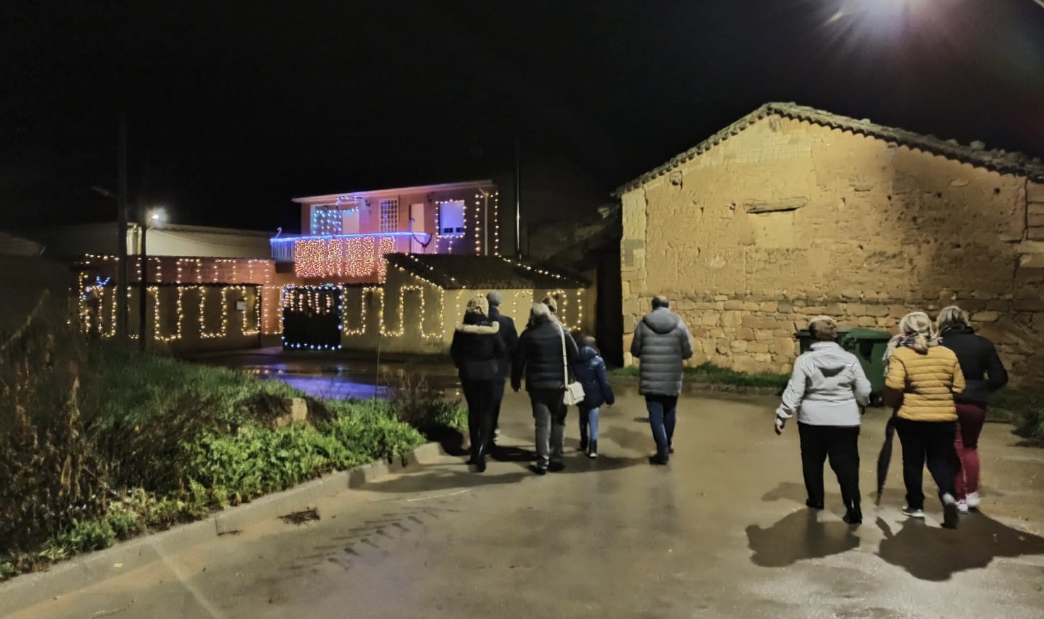 Aldearrubia organiza la segunda edición de su concurso de decoración navideña en fachadas y balcones. Archivo