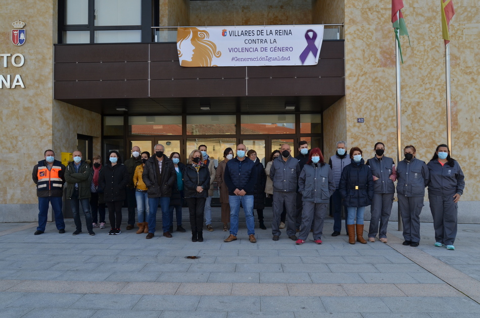 Minuto de silencio de los trabajadores y equipo de Gobierno frente al Ayuntamiento