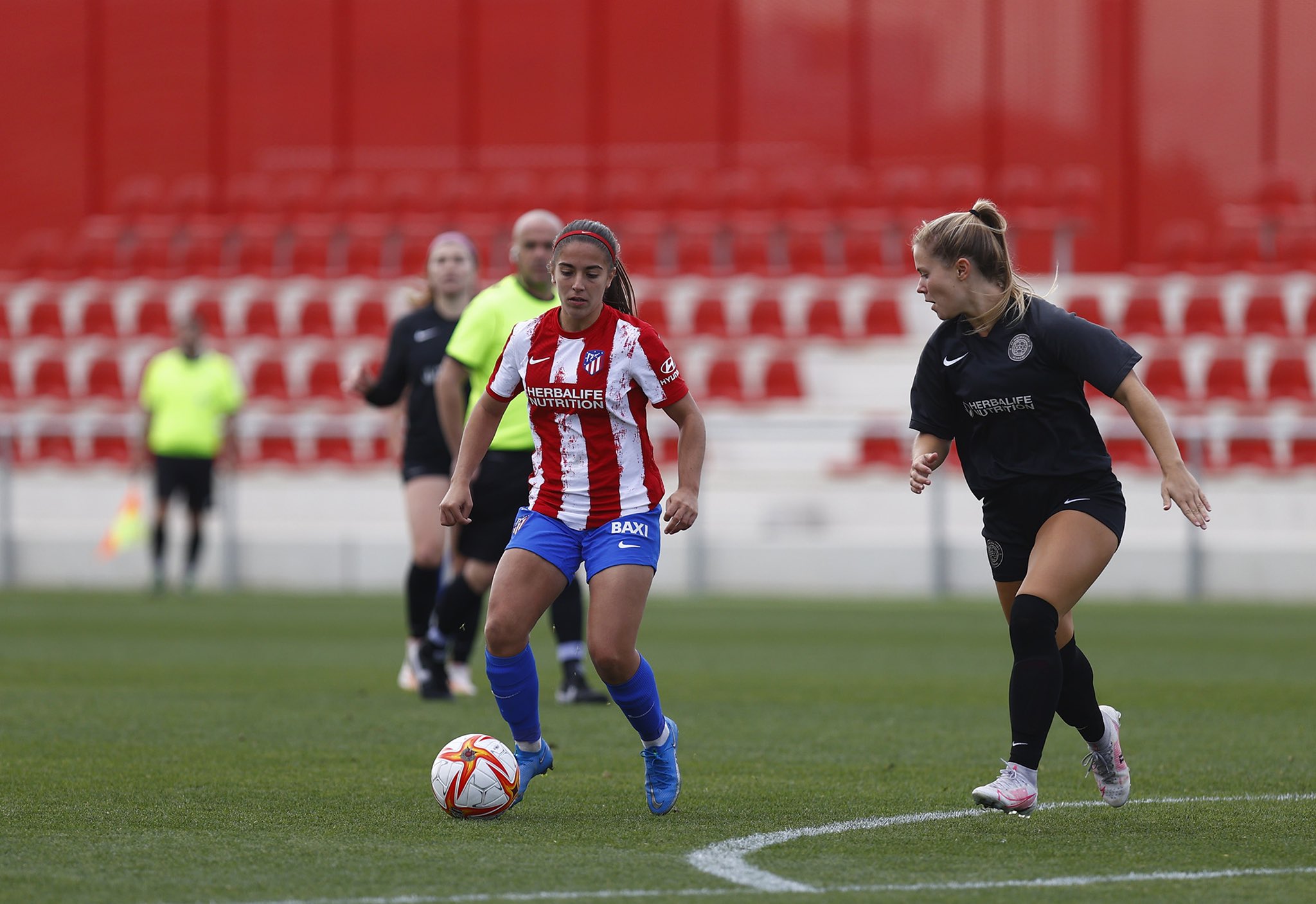 Lauris, con el balón en su poder / Atleti Femenino