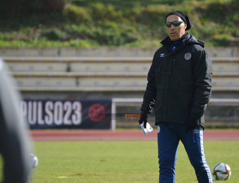 Un abrigado Calderón observa el entrenamiento / Carlos Cuervo