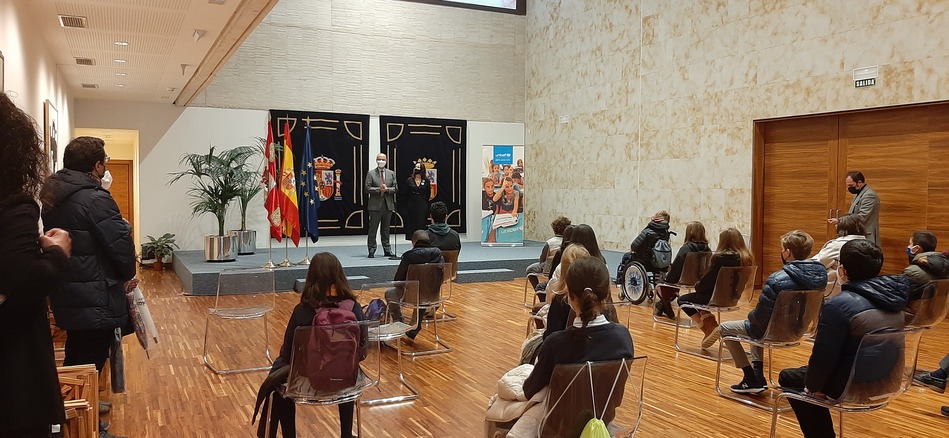 Antes de la sesión plenaria, los niños han formado grupos de trabajo