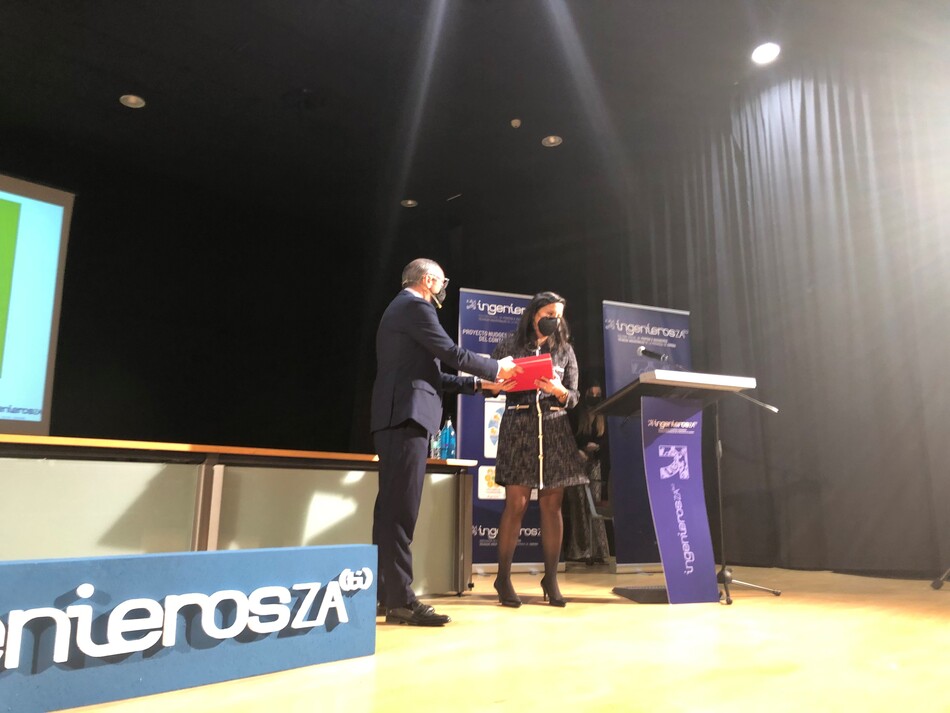 Elsa García Santos, responsable de la Unidad Territorial de i-DE en Zamora, recoge la distinción a la compañía