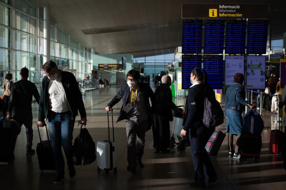 Varios pasajeros con maletas en el aeropuerto de El Prat - David Zorrakino - Europa Press