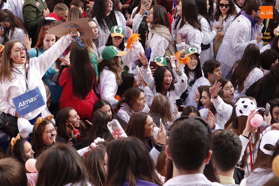 Cánticos, música y desfile, la fiesta de Farmacia toma el centro de Salamanca
