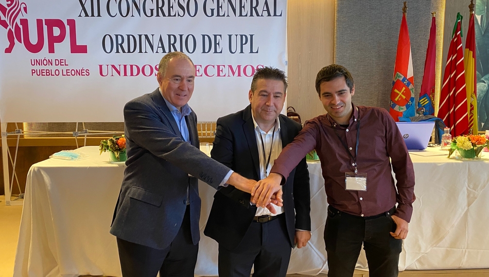 Carlos Javier Salgado, a la derecha de la imagen, tras haber sido elegido presidente de UPL