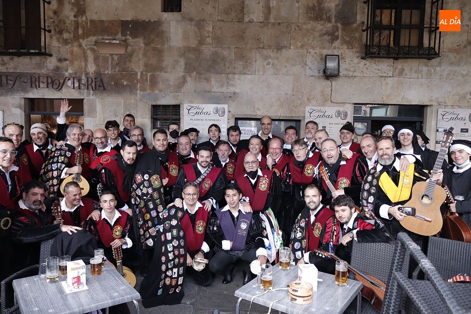 Los tunos iniciaron su reunión en los soportales de San Antonio en la Plaza Mayor - Fotos: Guillermo García