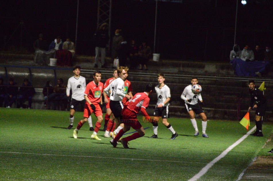 Una jugada del Salamanca UDS - Navega de la Liga Recoletas