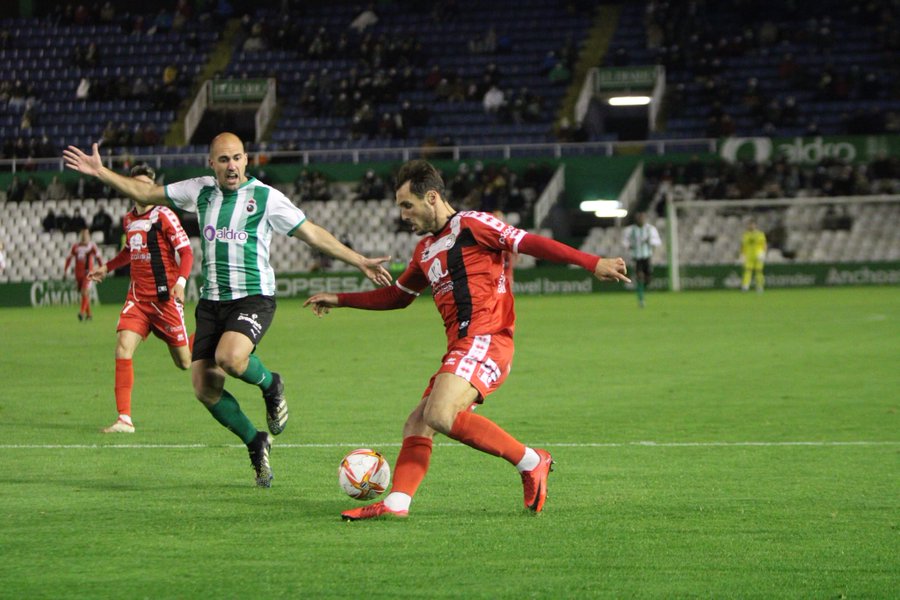 Espina recorta a Medina antes de marcar / Unionistas CF