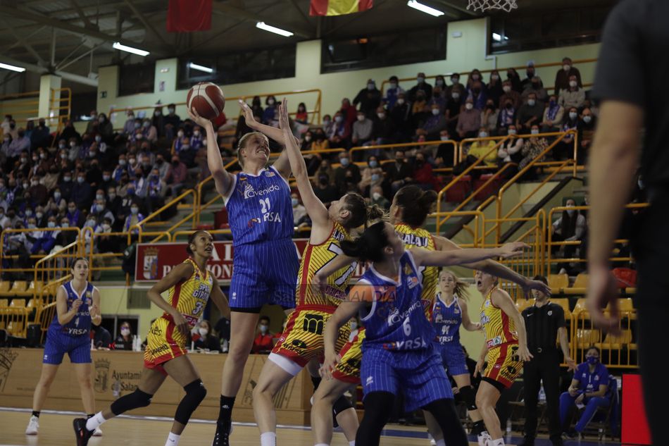 Hof realiza un tiro en suspensión rodeada de jugadoras / Guillermo García