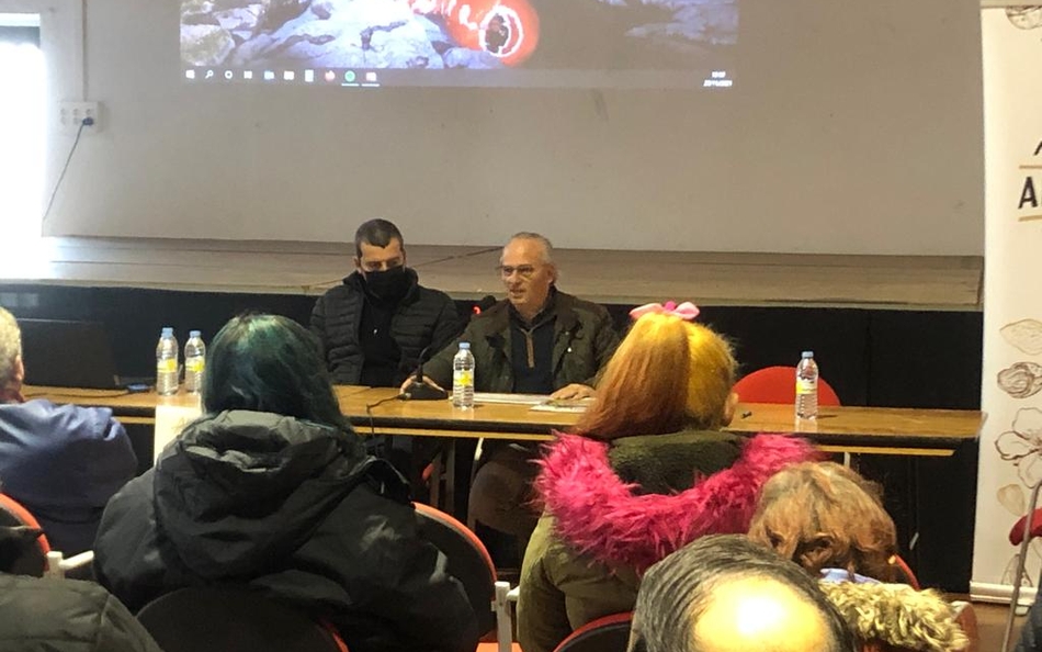 El alcalde de La Fregeneda, Manuel Alonso, ala izquierda, y el presdiente de Adezos, durante la inauguración de la jornada