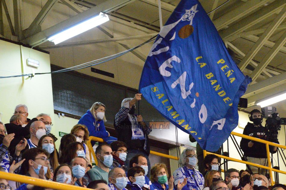 Una bandera da colorido al pabellón / Guillermo García