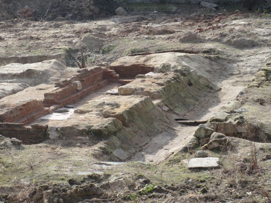 ?Trituran? los restos arqueológicos encontrados en el antiguo Teatro Bretón
