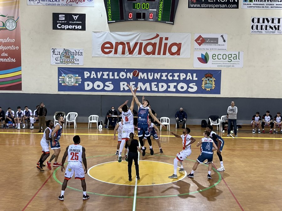 Salto inicial entre los dos equipos / Bosco