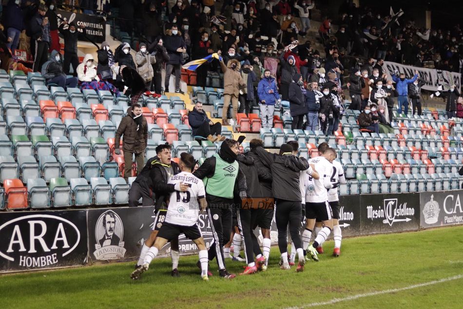 El Salamanca UDS celebra el gol con su afición / Guillermo García