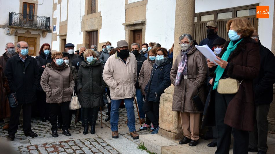 Lectura del escrito que será enviado a la Gerencia, con las firmas de los asistentes / E. Corredera