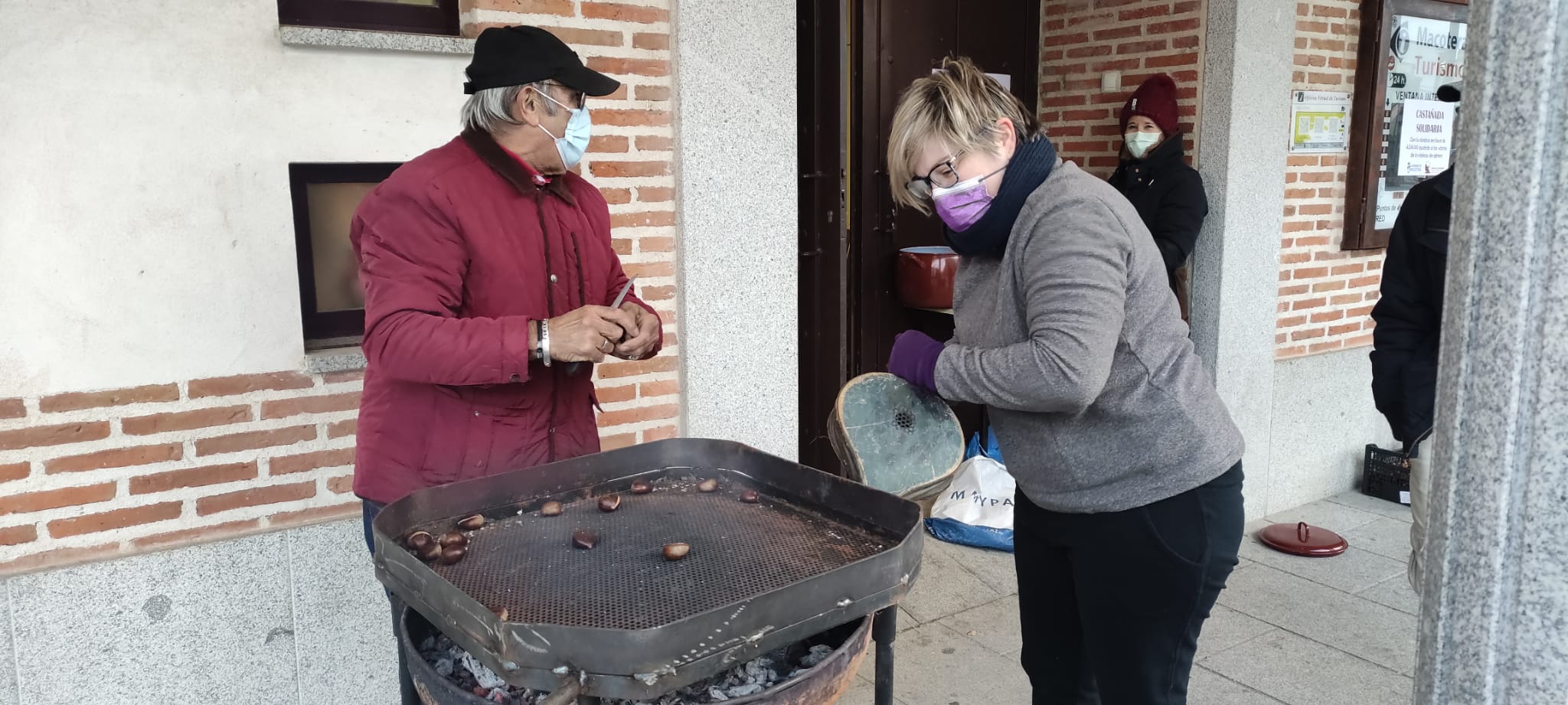 Una castañada popular cierra las Jornadas de la Igualdad organizadas en Macotera