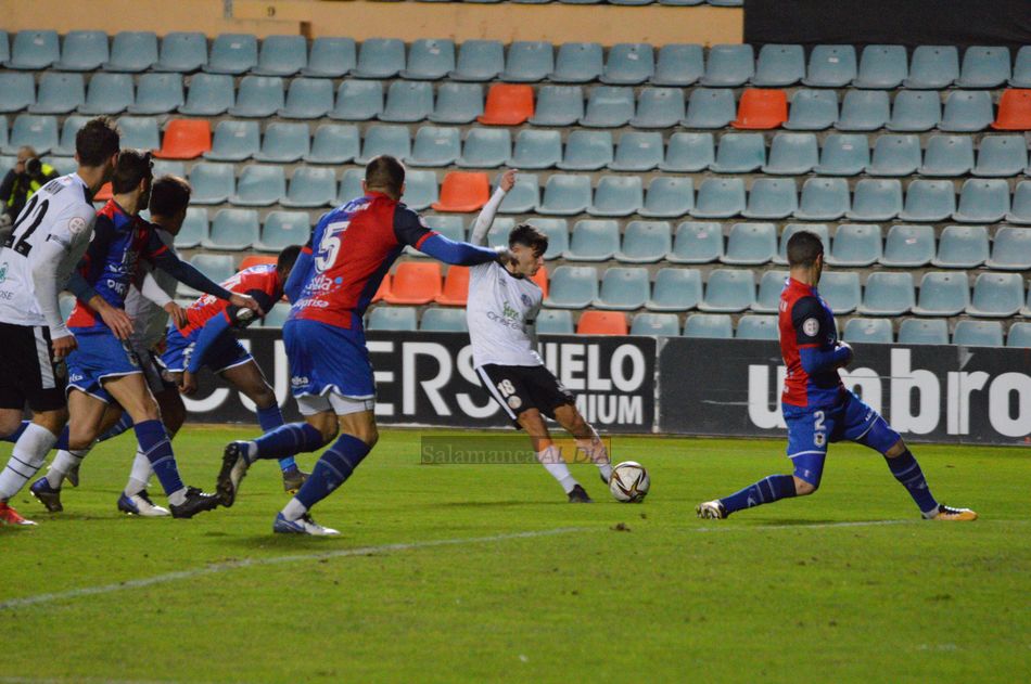 Ribeiro, justo antes de poner un centro al área / Guillermo García
