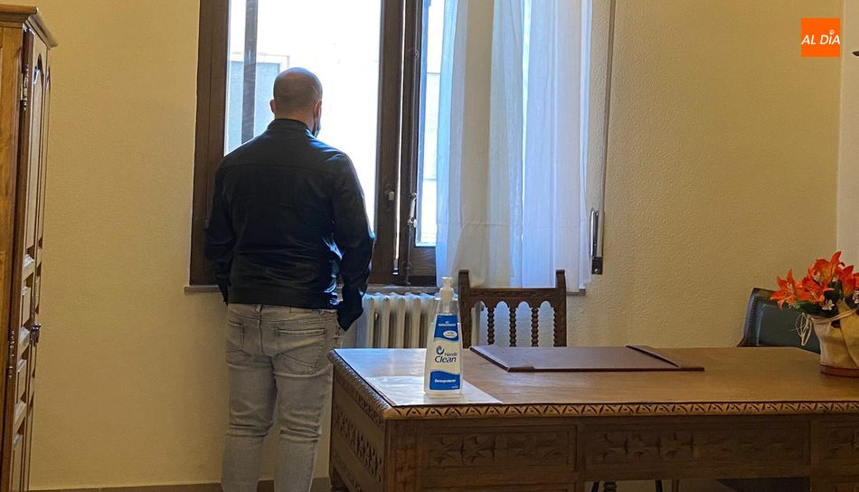 A. J. L., el acusado por el accidente de Galisancho,  de espaldas, en un receso del juicio