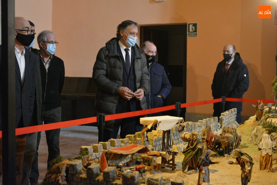 Visita del alcalde, Carlos García Carbayo, al Auditorio de San Blas, que alberga el Belén Navideño