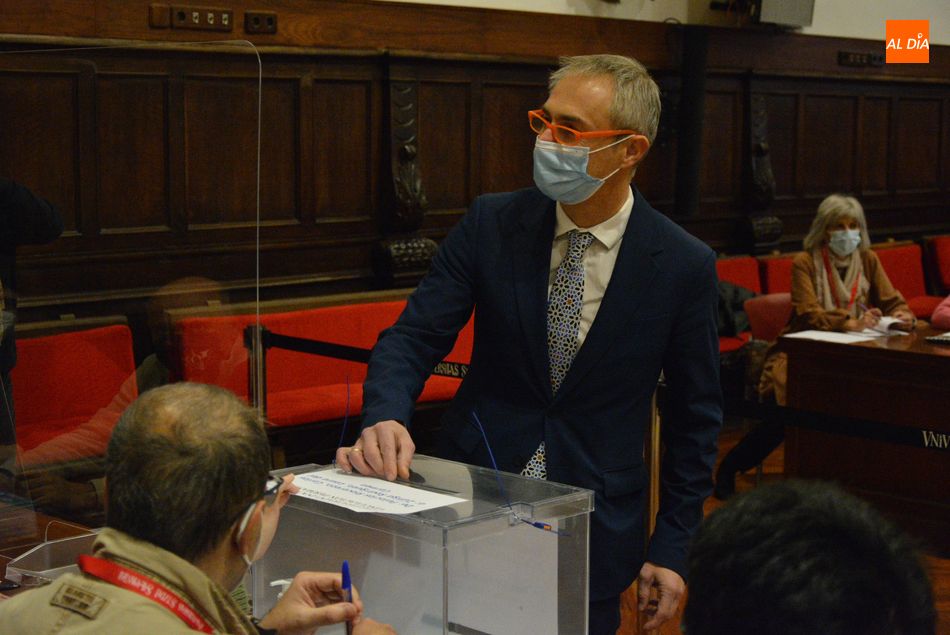 Ricardo Rivero, candidato a la reelección como rector de la USAL, en el momento de votar. Foto de Vanesa Martins