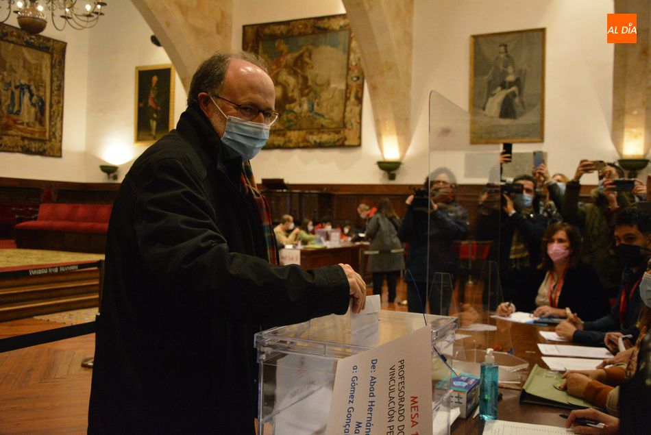 Mariano Esteban de Vega en el momento de votar en el Paraninfo. Foto de Vanesa Martins