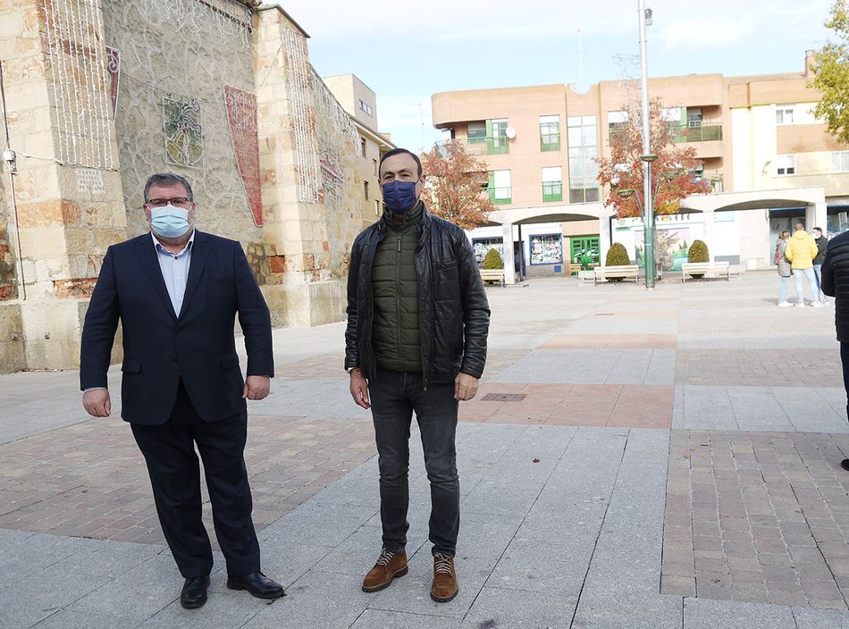 El concejal de Empleo y Desarrollo Local, José Álvarez junto al alcalde de la localidad