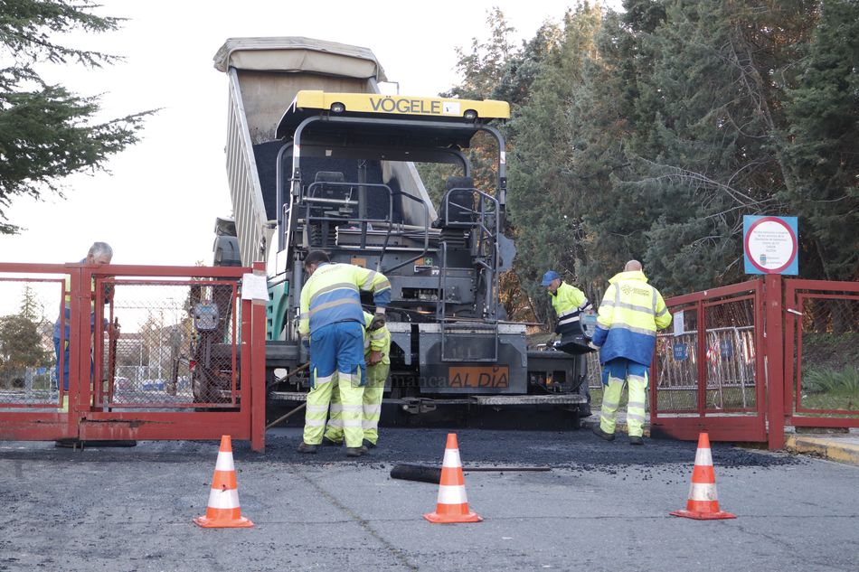 Máquinas para el asfaltado en los accesos al campo de fútbol Reina Sofía / Guillermo García