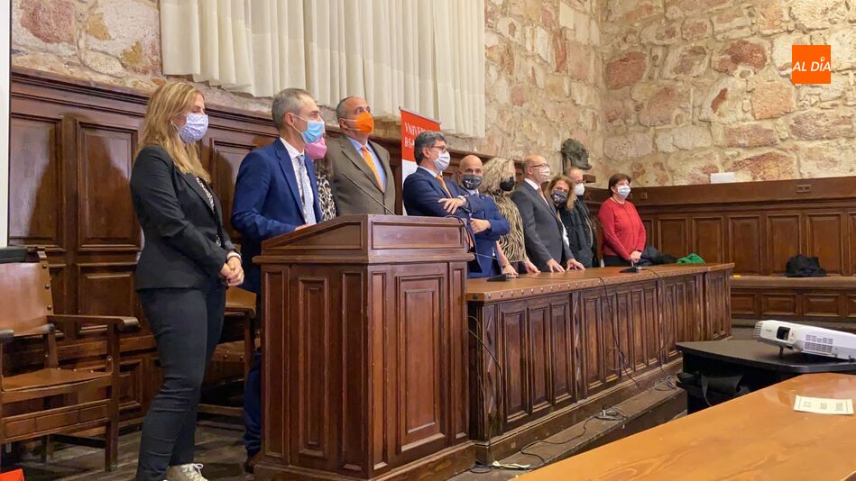 Ricardo Rivero, acompañado de su equipo, tras conocerse los resultados de las elecciones al Rectorado celebradas este martes. Fotos: Vanesa Martins