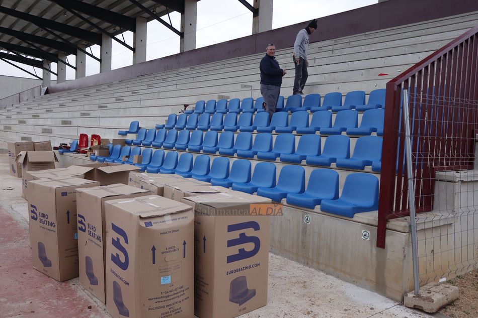 Los trabajadores ponen los asientos azules / Guillermo García