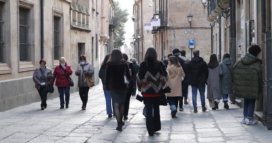 Imagen de archivo de gente caminando por una céntrica calle de Salamanca