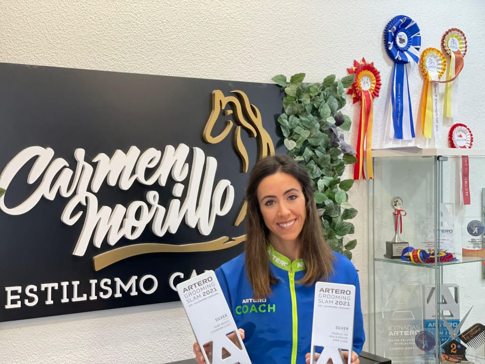Carmen Morillo muestra sus trofeos en su peluquería de Cabrerizos - CM