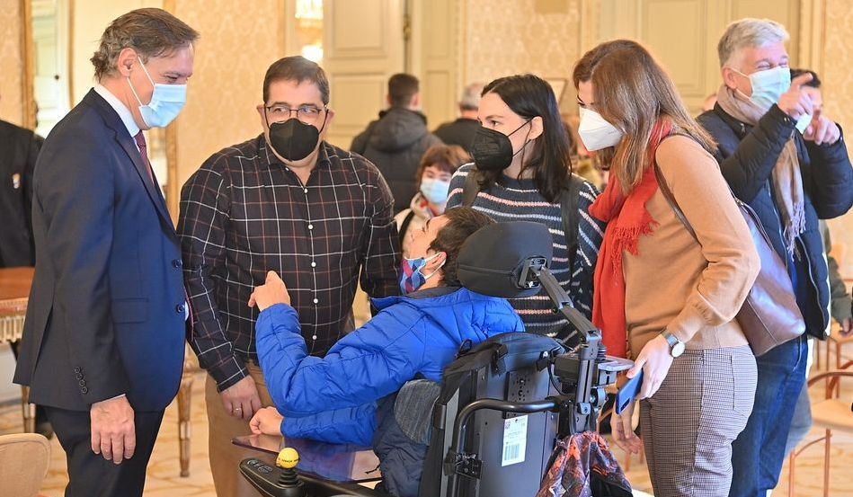 El alcalde de Salamanca, Carlos García Carbayo, junto a algunos representantes de entidades de personas con discapacidad