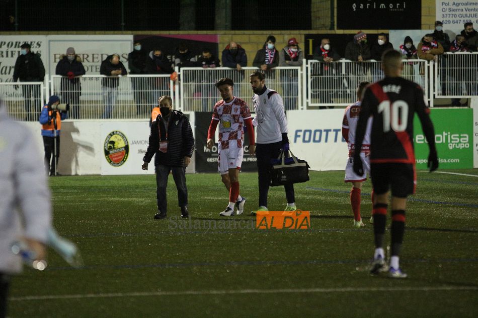 Ojog se retira lesionado pasada la media hora de juego / Kiko Robles