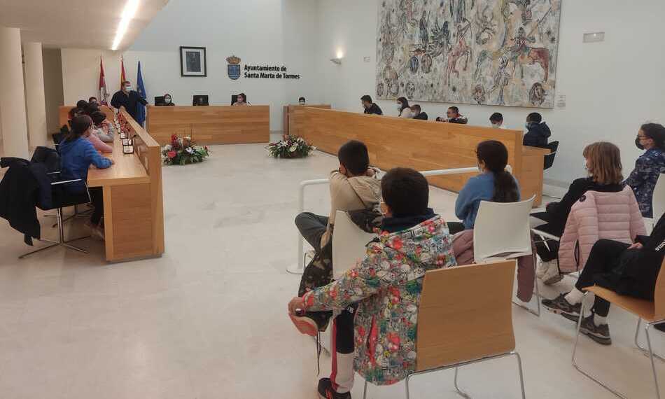 Visita de los alumnos del Colegio Martín Gaite al Ayuntamiento de Santa Marta 