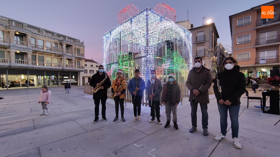 Los alumnos de la Escuela Municipal de Música junto al alcalde Rober Martín y María Jesús Moro, concejala de Cultura - KR