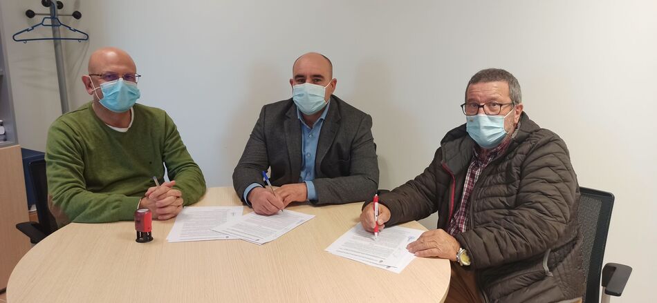 Fernando Martínez, Ventura Recio y Julio Bueno, durante la firma del convenio