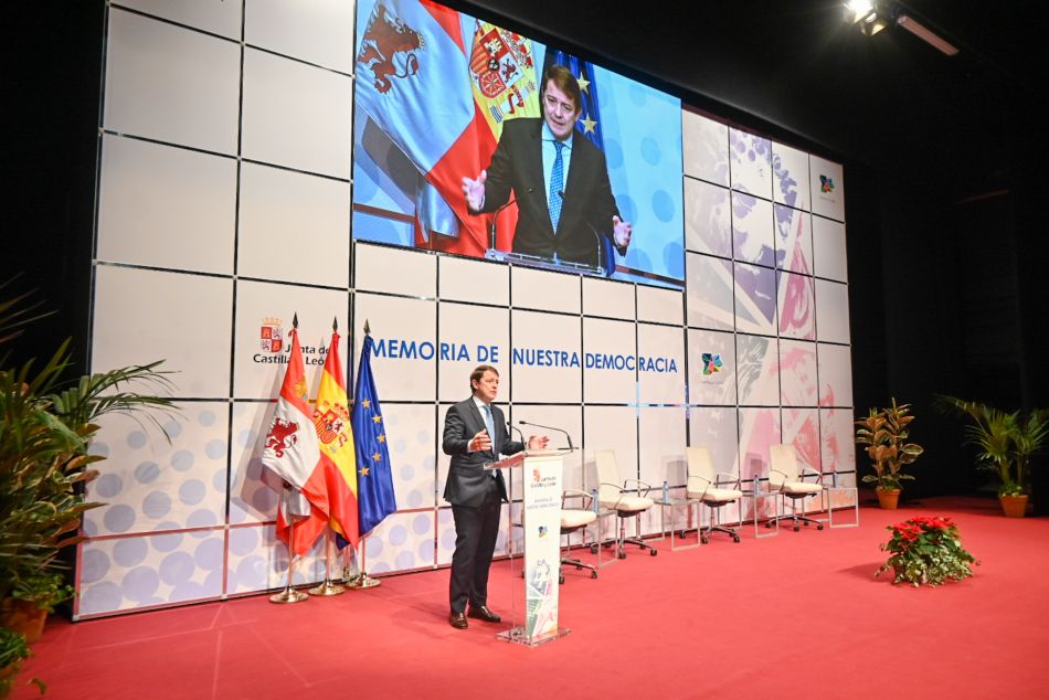 Fernández Mañueco asegura que no es el momento de cambiar la Constitución, sino de preservarla respecto a los que quieren su ruina