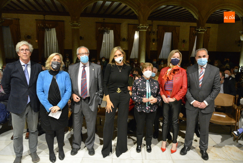 Marta Robles acompañada por el resto de participantes en la mesa redonda, este jueves en el Casino de Salamanca