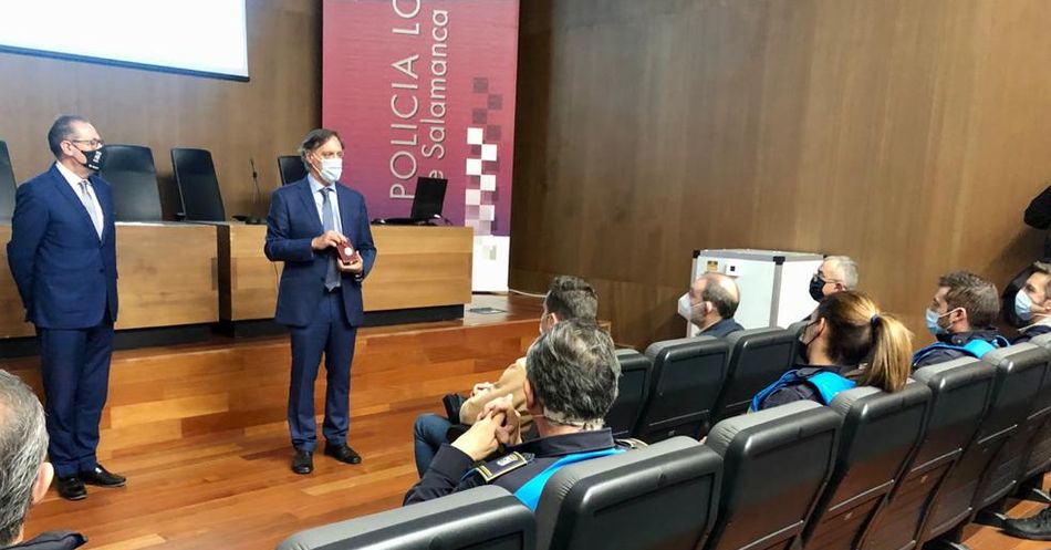 Encuentro del alcalde de Salamanca, Carlos García Carbayo, con integrantes del Cuerpo de la Policía Local, con motivo de la Medalla de Oro al Mérito Policial que han recibido