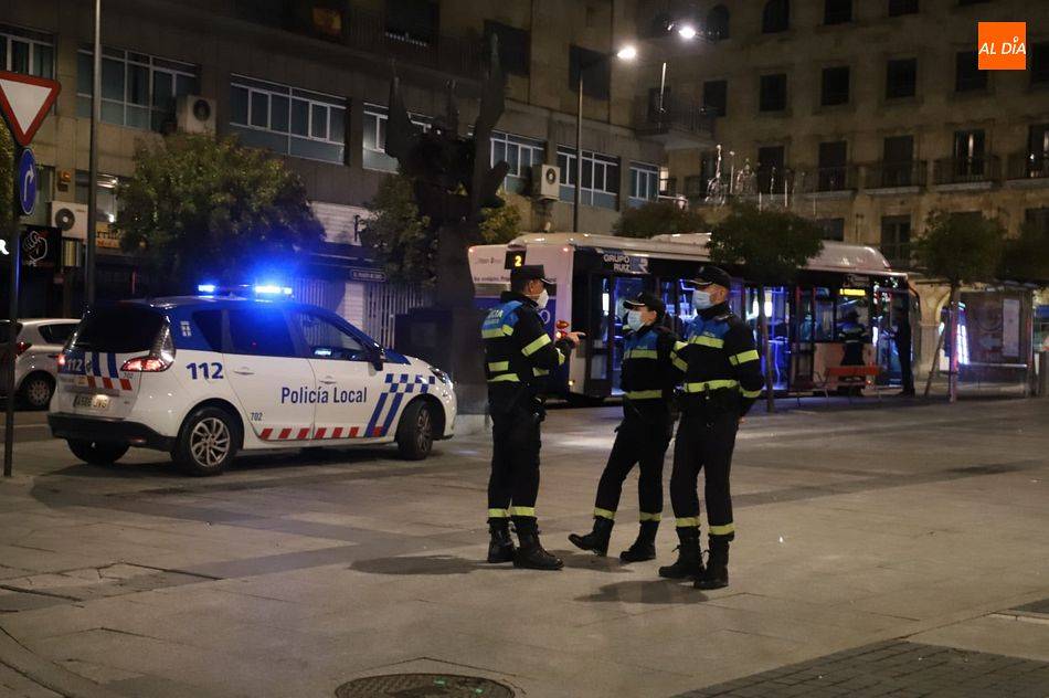 Una conductora ebria derriba una farola en la glorieta Virgen de Loreto