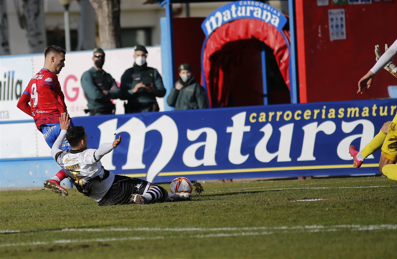 Acosta va al suelo a cortar un balón / Calahorra