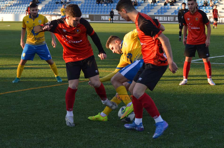 Nacho Sánchez, apretado por dos rivales / Guillermo García