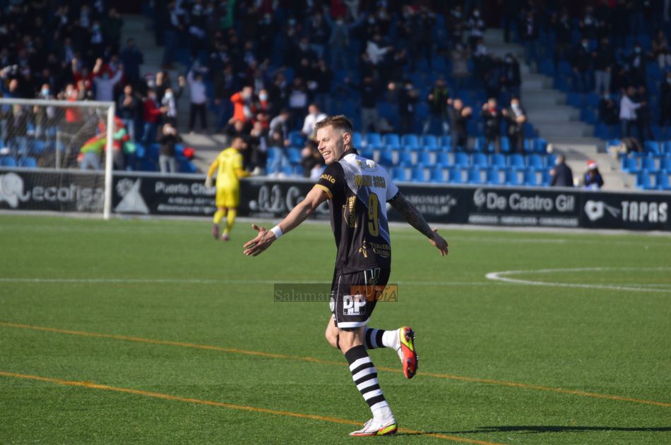 Mandi mira a sus compañeros tras el 2-0 / Guillermo García