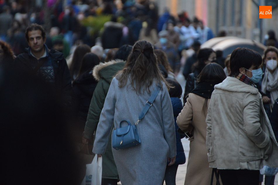 Viandantes en el centro de Salamanca. Foto de archivo