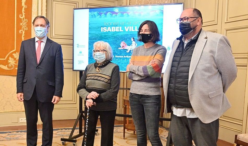 El alcalde de Salamanca, Carlos García Carbayo, y la artista salmantina Isabel Villar presentan la exposición ‘Leones en el jardín’.