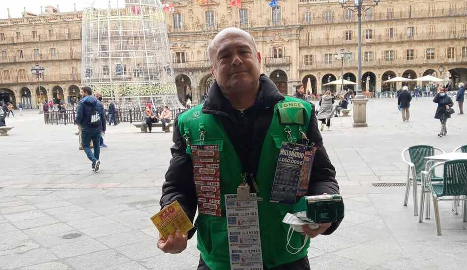El vendedor de la ONCE Francisco Sánchez Barreño ha sido quien ha repartido la suerte con el Rasca X10 en Salamanca