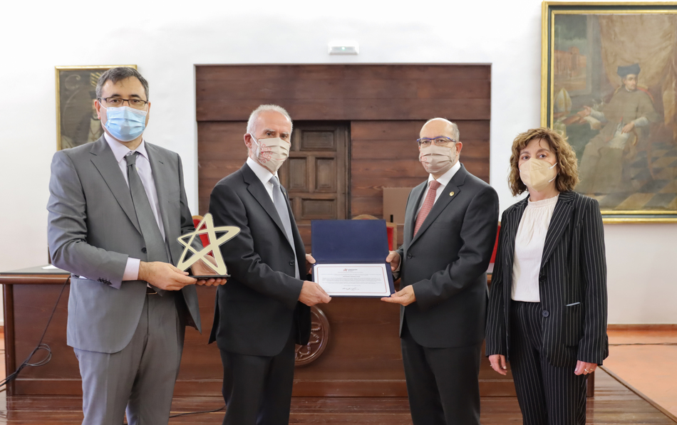 Entrega del título de doctor honoris causa al profesor Vicente Rives