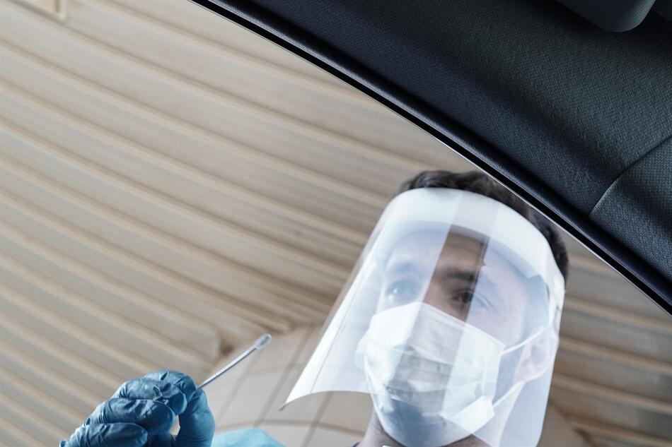 Un sanitario preparado para una prueba de detección de la Covide-19. Foto: EP