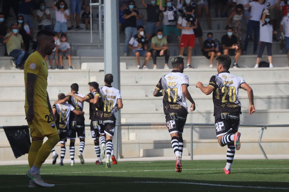 Rayco, junto a Espina, corre a felicitar a sus compañeros después de un gol / Lydia González